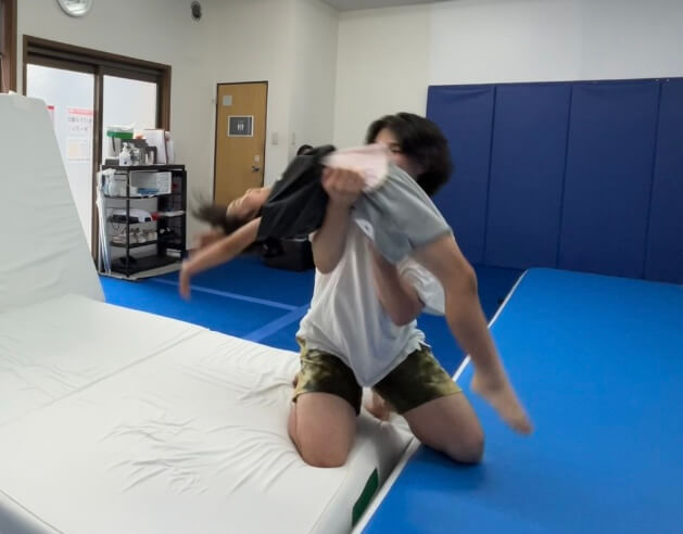 小学生　バク転　練習様子